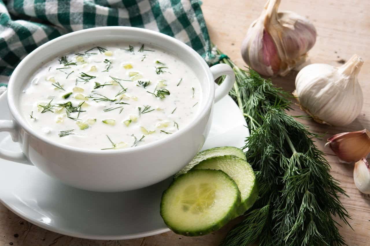 Bol de tzatziki grec